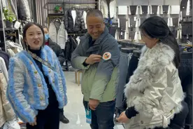 娇娇带公公买衣服，公公穿上后在婆婆面前显摆，场面既温馨又搞笑视频封面