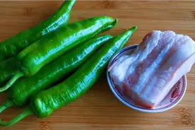 青椒五花肉这样做，我家一周吃7次，每次都要多吃一碗饭，太香了