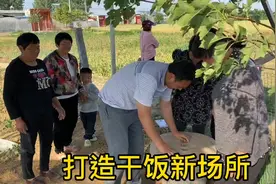 农村小伙有力气，下午干活到天黑，搬磨盘锄大蒜浇菜园，真累坏了