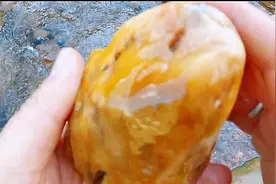 云南小伙大山找奇石，路边黄泥里发现透明的石头，会是玛瑙石吗?