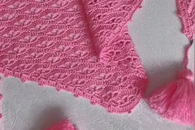 三角披肩，钩法简单，仅需重复2行钩法就可以了，成品优雅大气