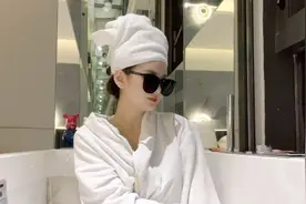 李大美体验成都酒店38层高空泡澡，穿浴袍玩自拍，看夜景想两孩子