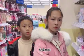 你肚子里鼓鼓囊囊的是什么？