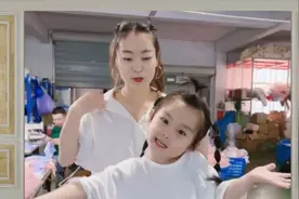 妮妮在工厂的搞笑场面 父女俩感人至深 和老板娘也太默契了视频封面