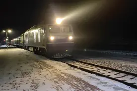 在东北零下三四十度，半夜等火车看看都冻啥样了就盼火车早点进站