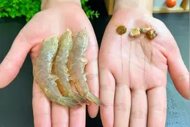 去虾线别再用牙签了，水产老板教我两招，2秒一个干净完整，实用