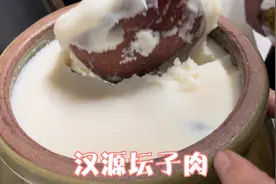 刚抱回的坛子肉，迫不及待就炒了一盘，配上老家扯的蒜苗，香惨了