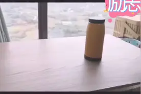 今天分享题外话教大家如何拿水杯，水杯自己跑的视频
