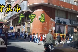 小伙今天带大家溜达肇庆市广宁县，这个县城人口看起来好多哦！