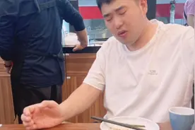 论一个不吃辣的人，陪无辣不欢的女朋友吃辣能有多痛苦