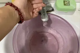 洗完头以后头发油腻腻，教你一个小方法，头发清爽不油腻，学到了视频封面