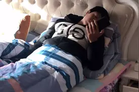 老公太懒半个月不洗澡不换衣服，每天躺在床上不去挣钱，看走眼了