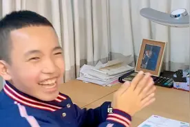 轩轩自己动手组装了台灯，并按照说明书学会了使用