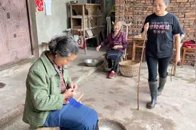 幺妹儿好久没看到过搓麻线，小时候就是靠它赚零花钱！