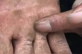 爷爷做了一辈子手艺，他说六道木做手串可以避凶就凶保平安。