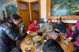 岳父大人过生日，一桌没坐下分2桌，十几个人在一起吃好热闹呀