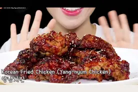 微笑小姐姐吃韩国炸鸡，配上蜜汁酱料视频封面