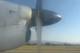 乘坐国产新舟60客机的螺旋桨边记录全过程视频封面