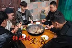 天气冷120买6斤猪排骨，做一锅能喝汤的铁锅炖，排骨脱骨豆腐煎烫