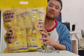 小伙连拆十包50元口味王槟榔，看看能中奖几包视频封面