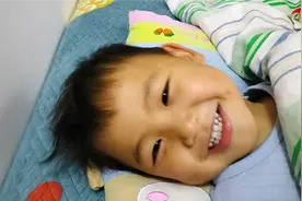 半夜被惊醒，2岁多的孩子非要穿衣起床，宝妈不生气还笑因为什么视频封面