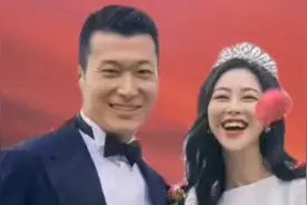 朱珠婚礼现场照，穿婚纱和老公牵手笑容超甜，老公真实身份揭秘视频封面