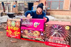 东北正月十五放大型礼花，一组100发放了四组，一起看哪个漂亮？视频封面