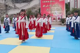 适合一年级小朋友跳的《少年郎》，科学老师教的舞蹈，还是有进步