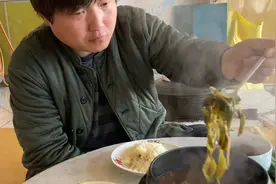 东北农村生活，养了小鸡长大了，给鸡棚做个围栏防止小鸡吃菜苗