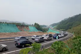 中阳高速与肇阳高速南星立交交叉口阳春段车流量大比较拥堵