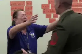 最美好的瞬间是与家人的重逢，退役回国美国军人与亲人相遇，泪目视频封面