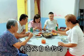 天气严热没胃口吃饭，婆婆用卜豆角煮鱼火锅，一锅全吃完了