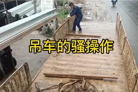 25吨吊车比随车吊优势就是大，吊材料上三楼轻轻松松搞定视频封面