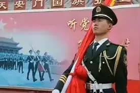 天安门擎旗手张自轩当兵7年未回过家，节目中见到父母的一刻泪崩视频封面