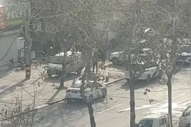 今年太难了，不知道这个小区又怎么了！三辆警车在门口停着！唉！视频封面