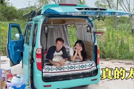自驾小伙花了1200块买了面包车旅行，睡觉空间超级大，真的太棒了