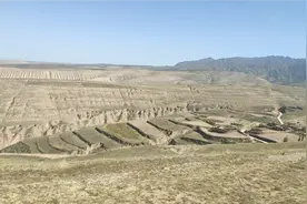 实拍甘肃黄土高原，沟壑纵横植被稀疏，看看这里适合人类居住吗