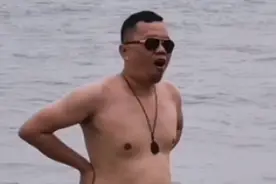 陪六十多岁姨夫畅游大海