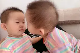 宝宝被蚊子咬的眼睛肿了，把爸爸心疼坏，自己还去关心姐姐真懂事