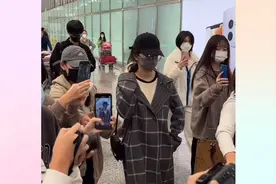 杨紫到达广州机场，现场人好多啊！小猴子好脾气！