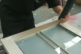 近距离拍摄，20岁小伙月薪7000门窗打胶，大家觉得还可以吗？视频封面