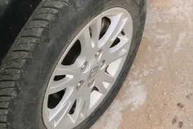 汽车轮胎侧面撞掉了一块，漏线了，要不要更换😓
