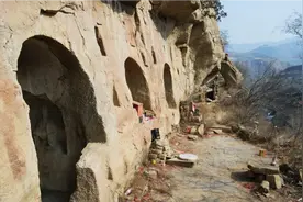 山西悬崖上的山洞，60岁尼姑守护着250尊石佛，为何40年不下山？