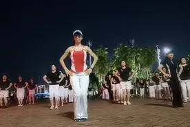 正能量有氧健身操＃开肩美背＃轻松赶走富贵包＃大后背练出好身材