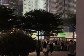 周杰伦香港演唱会！可惜抢不到票，只能门外隔墙听周董。视频封面