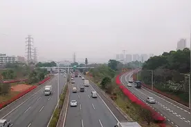 珠三角环线高速沈海高速深圳龙华段，看看这车流，这边有点堵视频封面