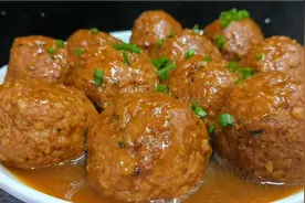 厨师长教你红烧狮子头的传统做法，过程详细，入口软糯，鲜嫩多汁