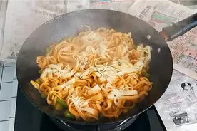 中午不知道吃什么，那就来个一锅焖吧，北方人的最爱！