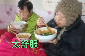 陕西人一日三餐以面食为主，中午吃揪面片，一口面喝口面汤，舒服