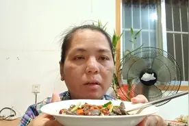 患病嘴唇发白，气血不足，买一碗5毛钱鸡血补气血，两碗煮得很少